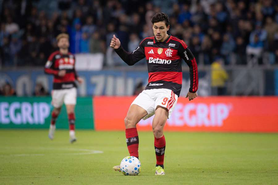 Pedro em partida do Flamengo contra o Grêmio. Atacante é cotado para a Copa do Mundo pela Seleção Brasileira. Pedro em partida do Flamengo contra o Grêmio. Atacante é cotado para a Copa do Mundo pela Seleção Brasileira.