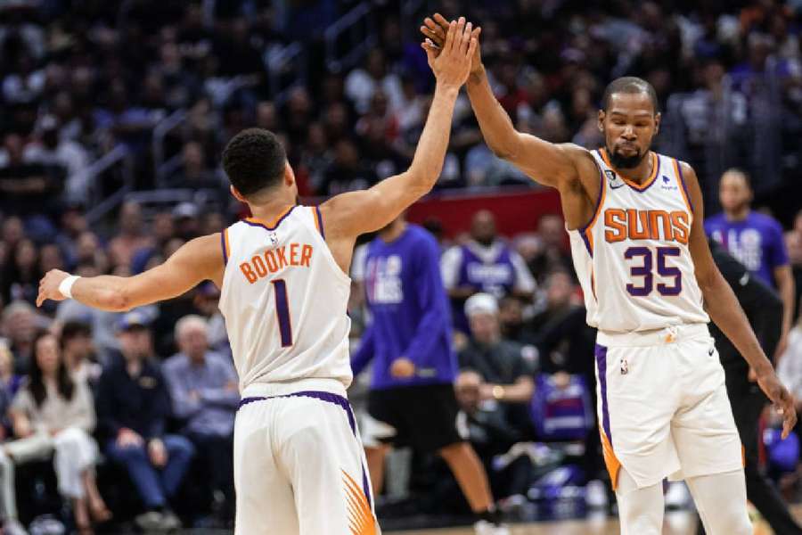 Devin Booker e Durant combinaram para 61 pontos em vitória Devin Booker e Durant combinaram para 61 pontos em vitória