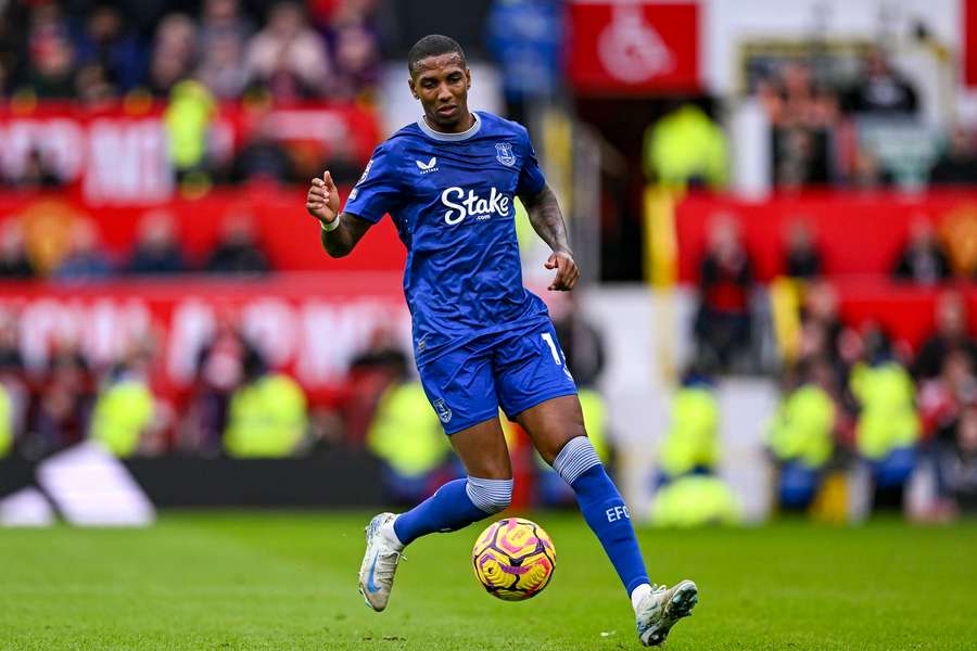 Ashley Young môže nastúpiť proti svojmu synovi.