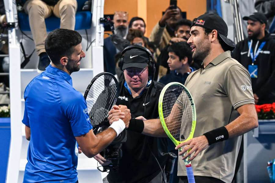 Matteo Berrettini cumprimenta Novak Djokovic após vitória no ATP 500 de Doha