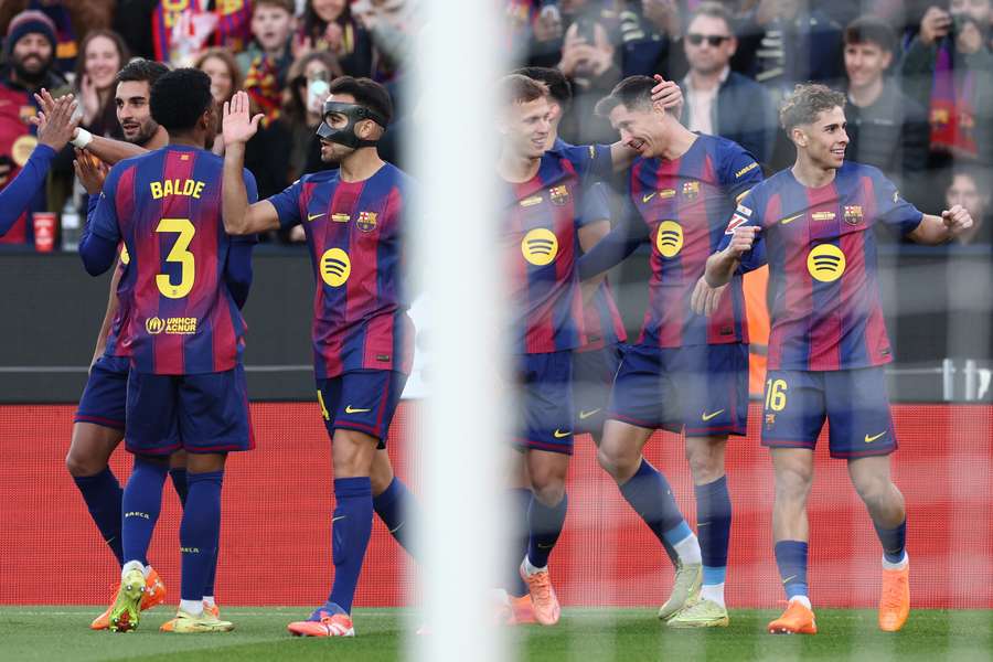 Robert Lewandowski (2R) świętuje zdobycie pierwszej bramki podczas meczu LaLiga pomiędzy FC Barcelona a Athletic Club.