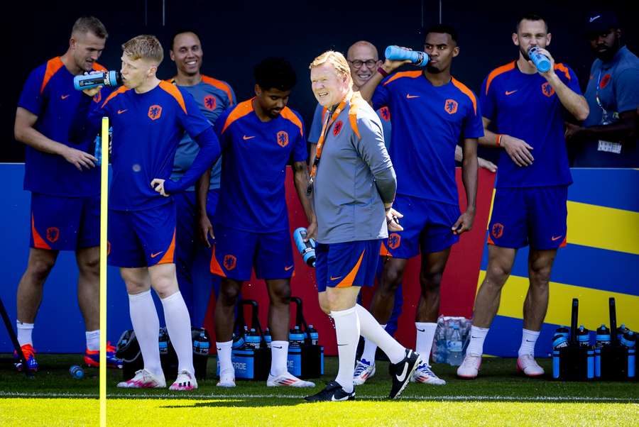 Koeman tijdens de laatste training voor de halve finale