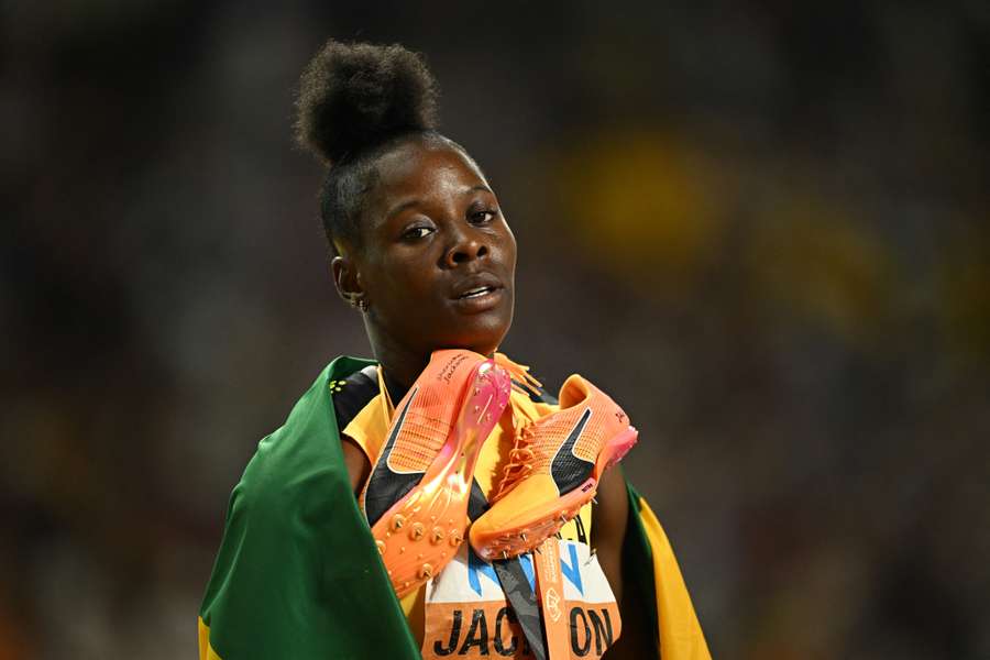 Shericka Jackson tras ganar el oro en los 200 metros