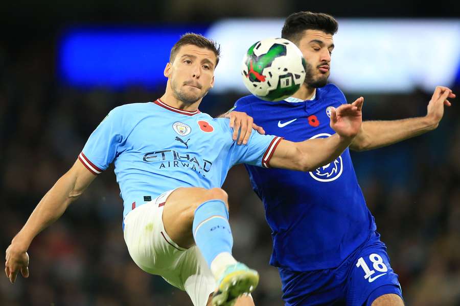 Ruben Dias (li.) im Duell mit Chelseas Armando Broja