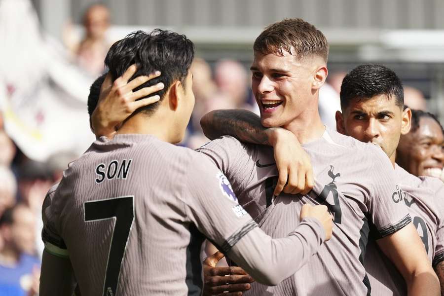 Tottenham célébrant sa victoire.