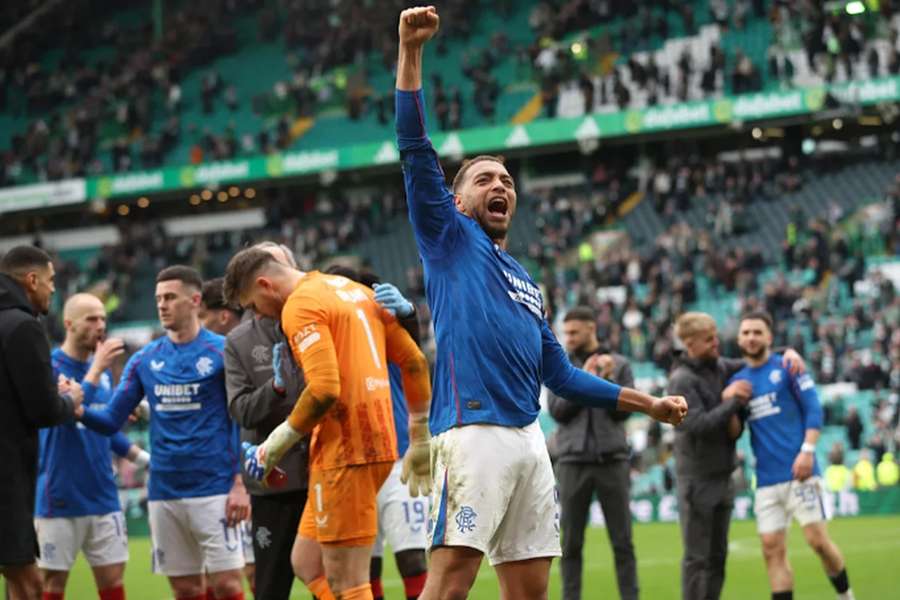 Radost v podání fotbalistů Rangers po výhře v derby.