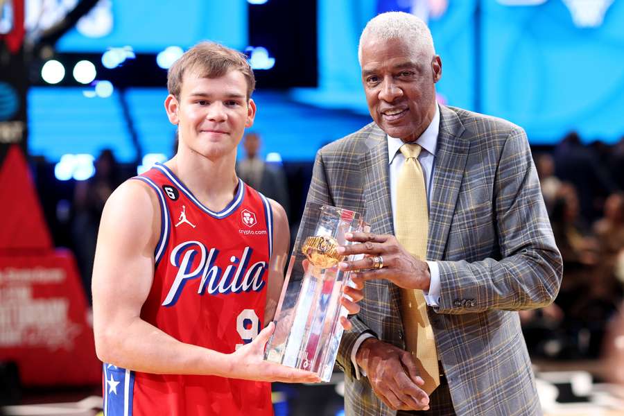 Mac McClung erhält seine wohl verdiente Trophäe als Sieger des Dunk Contests von NBA-Legende Julius Erving