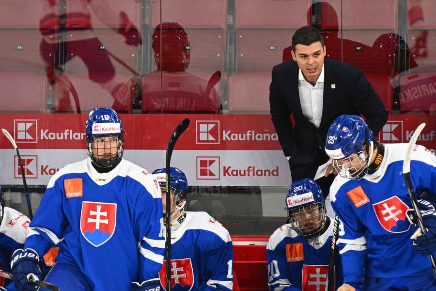Tréner Dendis pripravuje mladíkov na domáci šampionát. Tréner Dendis pripravuje mladíkov na domáci šampionát.