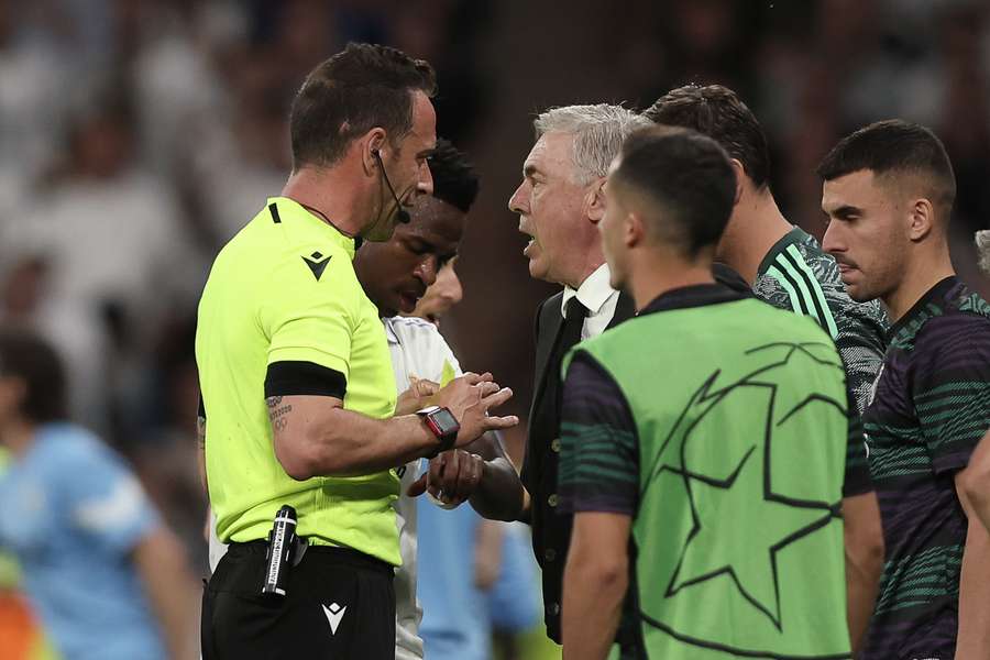 Referee Artur Soares Dias talks to Carlo Ancelotti Referee Artur Soares Dias talks to Carlo Ancelotti