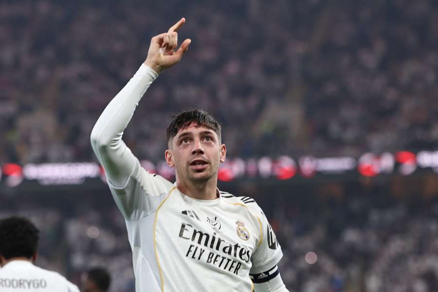O capitão "merengue" Fede Valverde festeja o golo inaugural apontado no último dérbi de Madrid