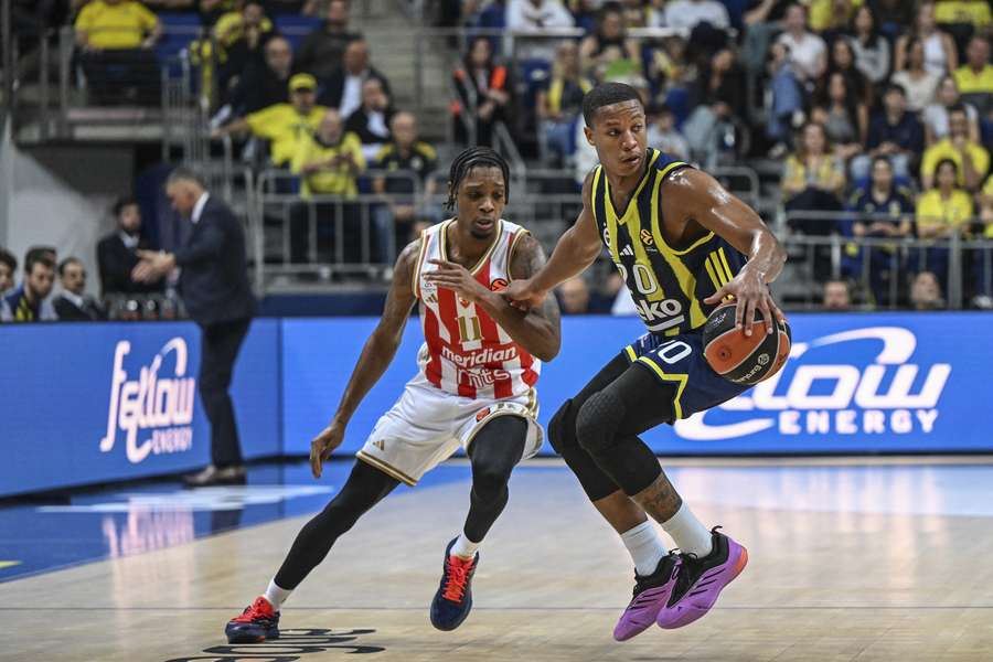 Tyson Carter defiende a Devon Hall, del Fenerbahçe Tyson Carter defiende a Devon Hall, del Fenerbahçe