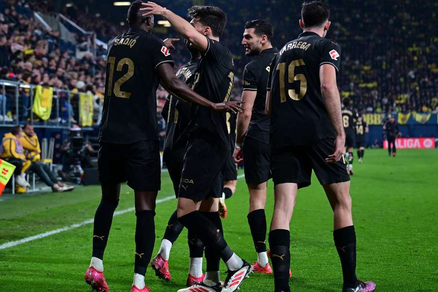 Los jugadores del Valencia felicitan a Umar Sadiq por el gol del empate