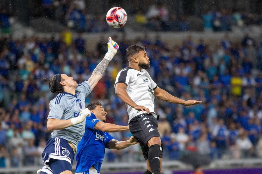 Cássio machucou a mão esquerda em Cruzeiro x Democrata-GV