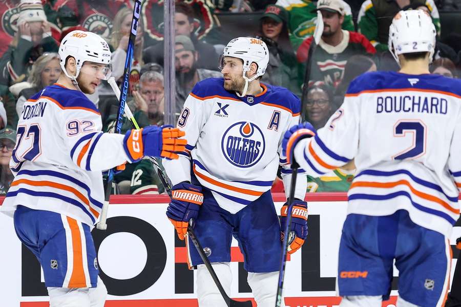 Leon Draisaitl (M.) ist bester Torschütze der NHL.