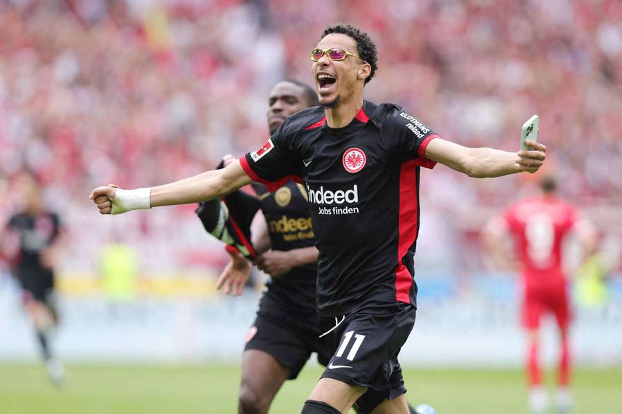 Ekitike avec Francfort en Bundesliga.