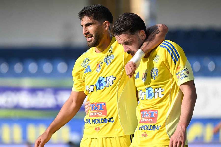 Cristian Ioan Ponde se bucură dupa un gol marcat alături de Torres Renato Espinosa Cristian Ioan Ponde se bucură dupa un gol marcat alături de Torres Renato Espinosa