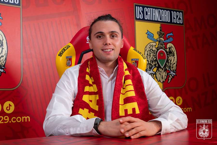 Gonçalo Esteves assina pelo Catanzaro até 2028 Gonçalo Esteves assina pelo Catanzaro até 2028