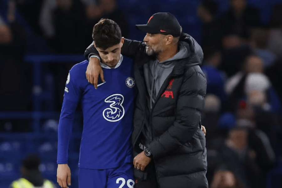 Vľavo Havertz z Chelsea, vpravo Klopp po záverečnom hvizde.