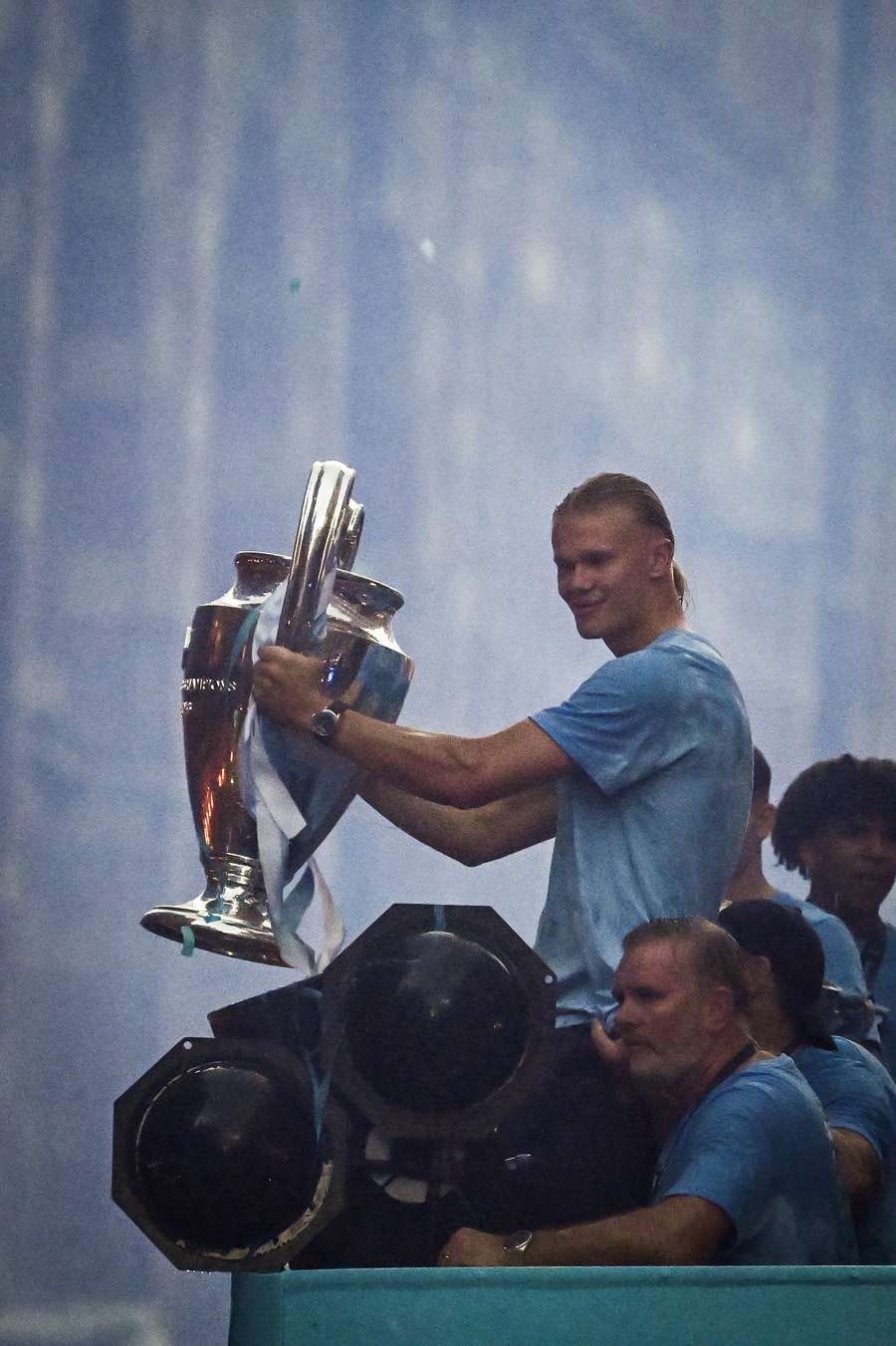 Erling Haaland lifts the Champions League trophy