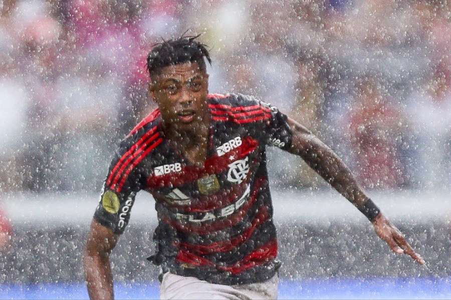 Bruno Henrique abriu o marcador debaixo de forte chuva no Mangueirão