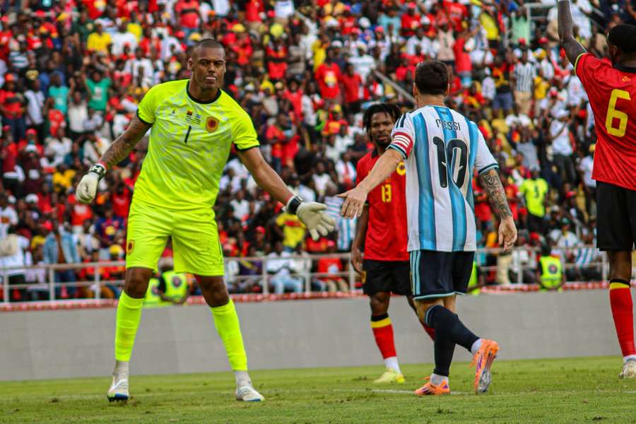 Hugo Marques e Messi cumprimentam-se Hugo Marques e Messi cumprimentam-se