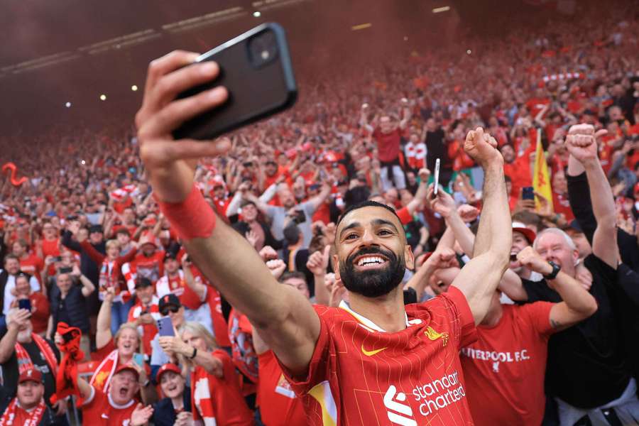 Mohamed Salah takes a selfie as they beat Tottenham to win the 2024/25 Premier League