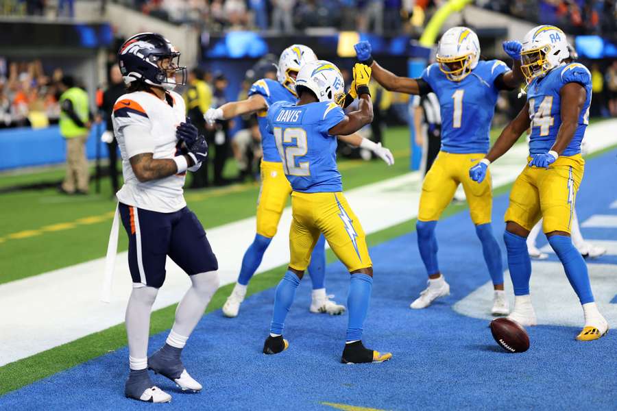 Los Chargers celebran tras anotar un touchdown de 19 yardas contra los Broncos de Denver.