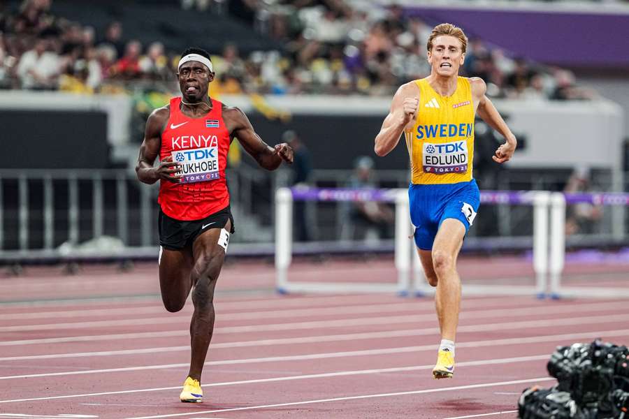  Wiseman Were (l.), nationaler 400-Meter-Hürden-Meister, wurde vorläufig gesperrt