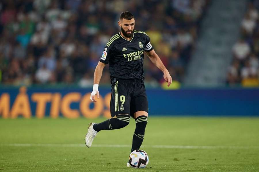 Karim Benzema controla un balón