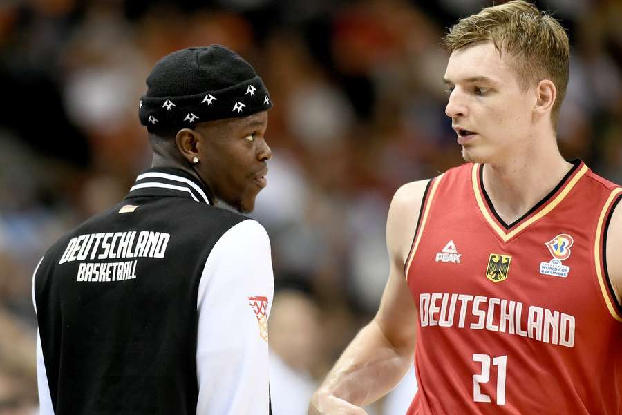 Dennis Schröder e Justus Hollatz com a seleção alemã