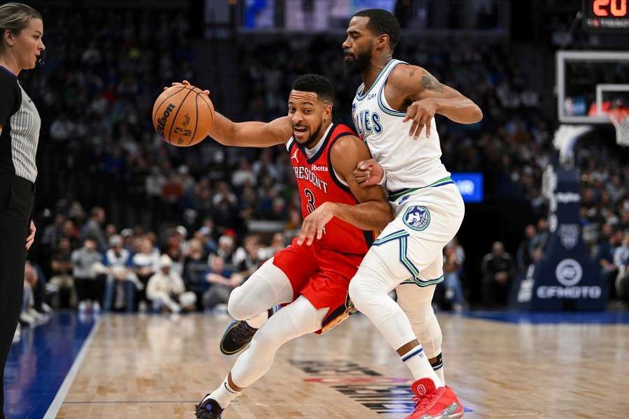 New Orleans' C.J. McCollum dribbelt langs Minnesota's Mike Conley