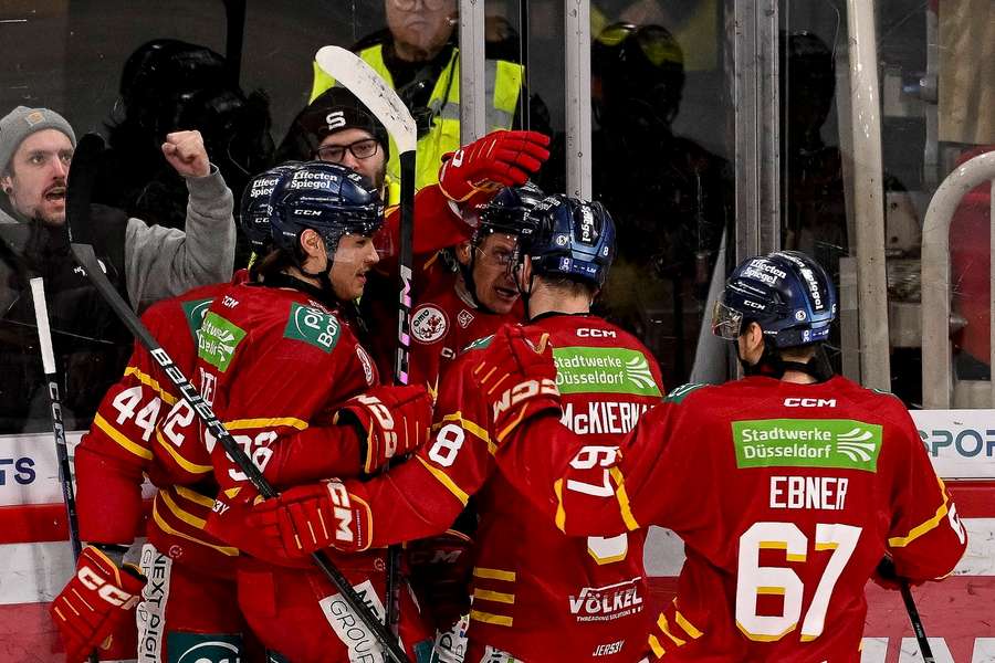 Die DEG-Spieler bejubeln das 2:1.