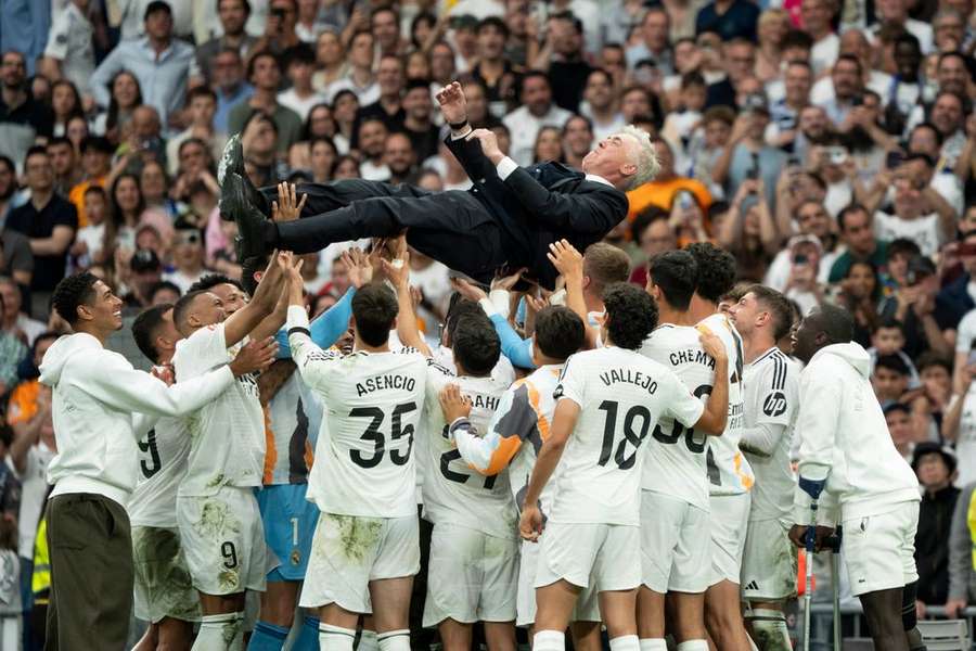 Real Madrid players give Ancelotti a big send-off Real Madrid players give Ancelotti a big send-off