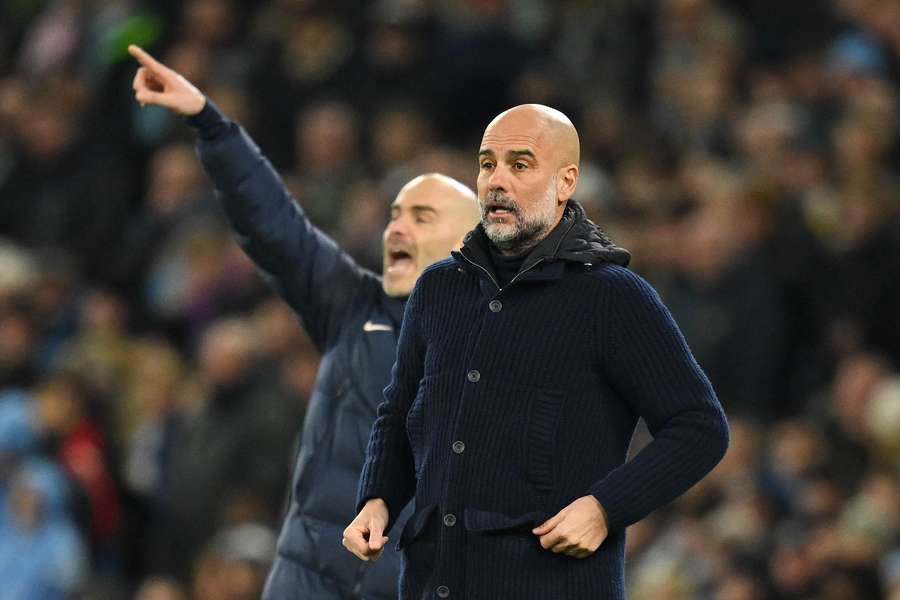 Trenér Pep Guardiola a za ním v pozadí kolega Enzo Maresca Trenér Pep Guardiola a za ním v pozadí kolega Enzo Maresca