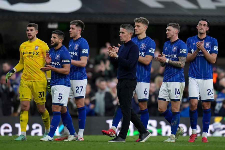 McKenna (centro) está confiante de que a sua equipa pode permanecer na Premier League