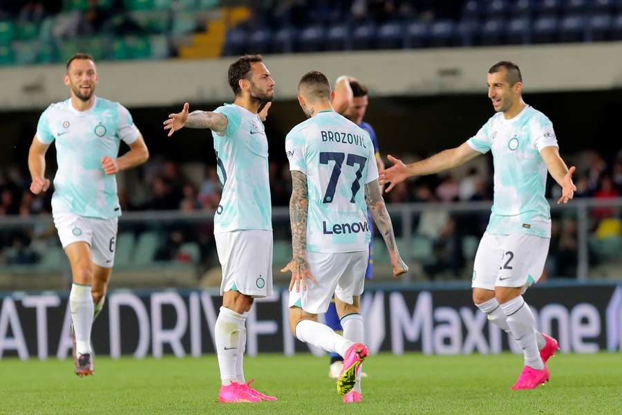 Calhanoglu fez o segundo de seis golos na goleada do Inter Milão
