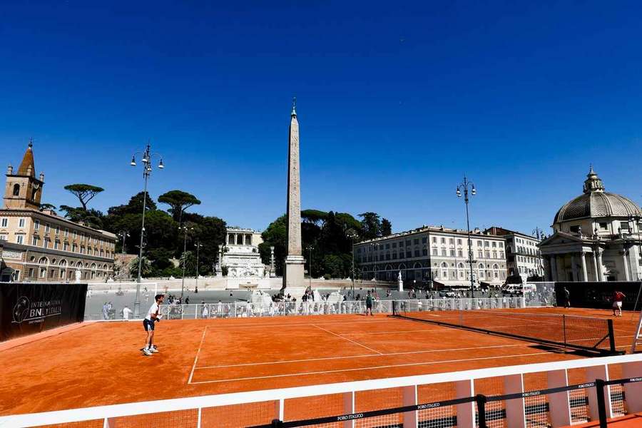 Tegoroczny kort na Piazza del Poppolo