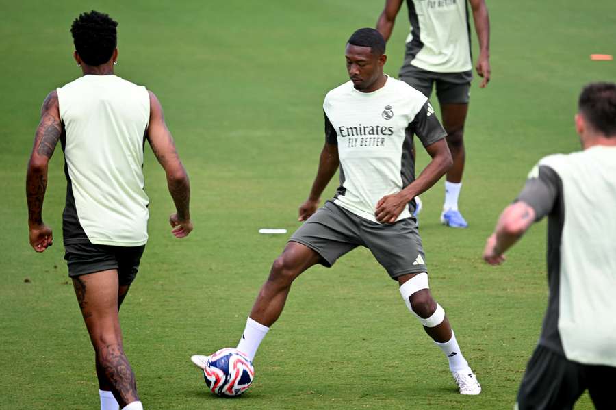 David Alaba, antrenându-se cu protecție la piciorul stâng la ultimul Campionat Mondial al Cluburilor. David Alaba, antrenându-se cu protecție la piciorul stâng la ultimul Campionat Mondial al Cluburilor.