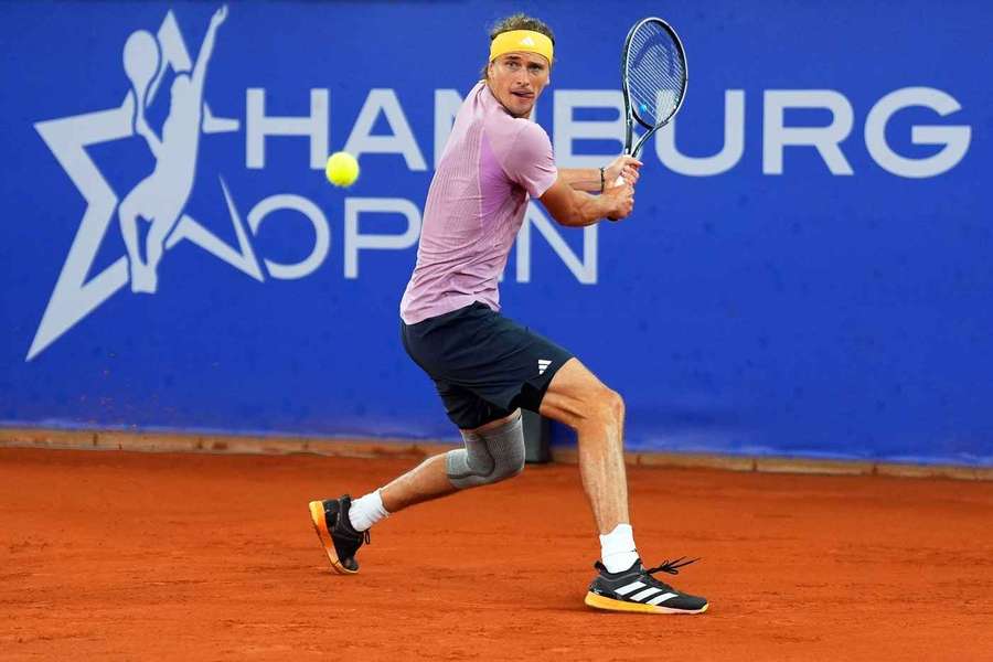 Alexander Zverev nastoupil s bandáží na poraněném kolenu.