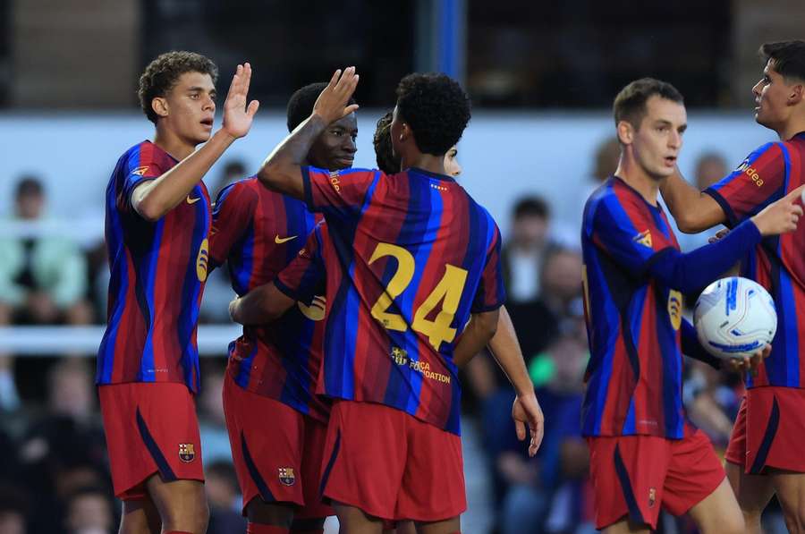 Hamza celebra uno de sus goles con sus compañeros Hamza celebra uno de sus goles con sus compañeros