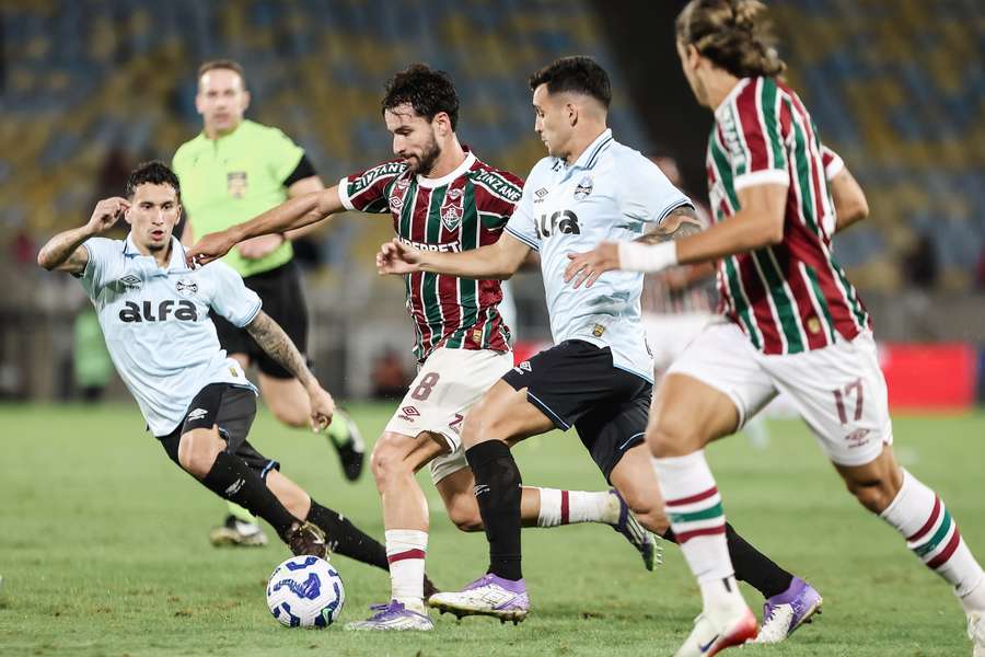 Fluminense e Grêmio fizeram um jogo morno no Maracanã Fluminense e Grêmio fizeram um jogo morno no Maracanã