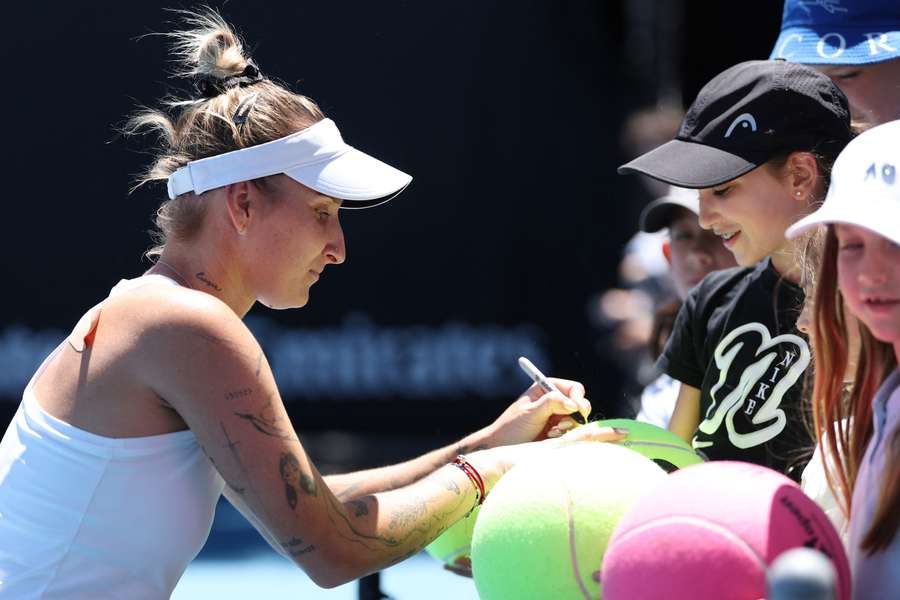 Markéta Vondroušová se podepisuje na dětském dnu před Australian Open, do kterého nakonec vůbec nezasáhla. Markéta Vondroušová se podepisuje na dětském dnu před Australian Open, do kterého nakonec vůbec nezasáhla.