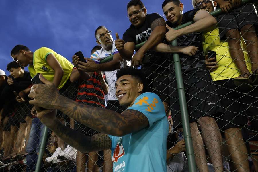 Igor Jesus posa para fotos com torcedores em treino da Seleção Brasileira