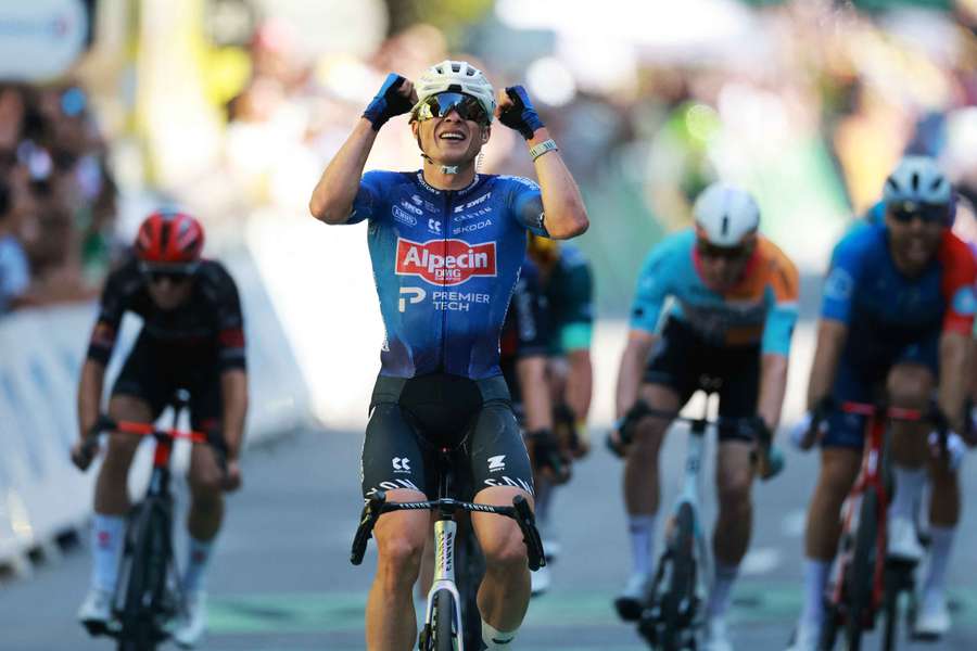 Jasper Philipsen festeggia la vittoria nella 17ª tappa Jasper Philipsen festeggia la vittoria nella 17ª tappa