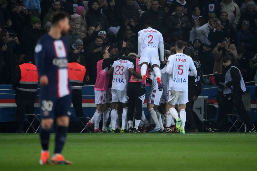 Jogadores do Lyon comemoram o único gol do jogo