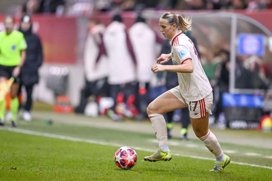 Klara Bühl hält dem FC Bayern auch in den kommenden Jahren die Treue.
