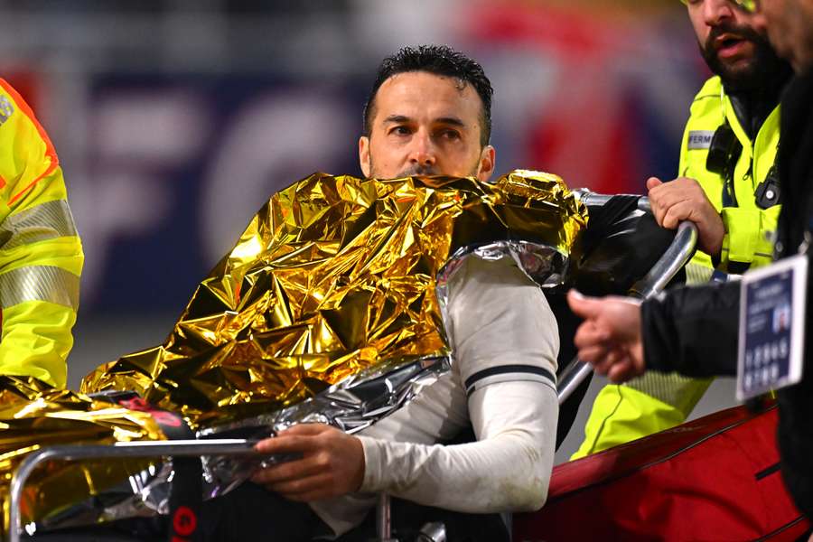 Pedro esce in barella