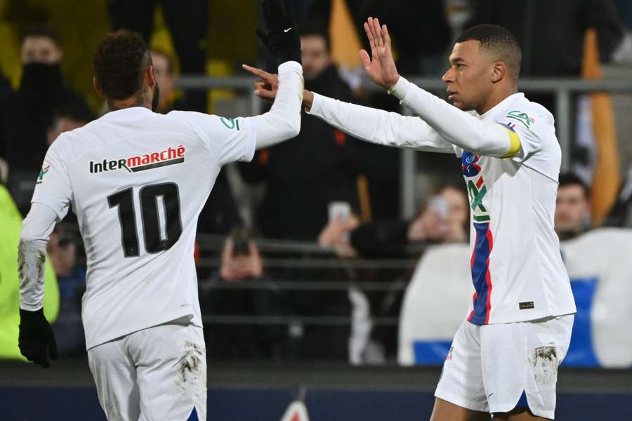 Mbappé lució el brazalete de capitán por primera vez en su carrera