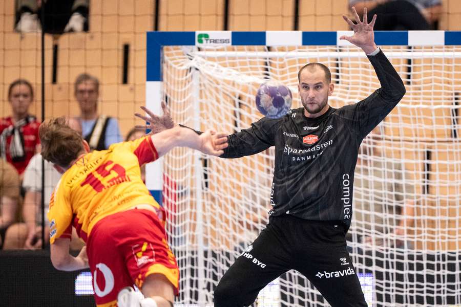 Aalborgs målmand Fabian Norsten overfor GOGs Tobias Grøndahl