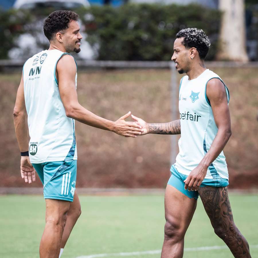 Matheus Pereira cumprimenta Eduardo durante atividade na Toca da Raposa 2 Matheus Pereira cumprimenta Eduardo durante atividade na Toca da Raposa 2